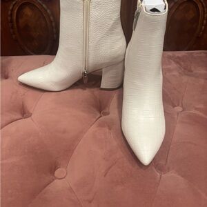 STEVE MADDEN Elegant White Croc-Embossed Ankle Boots